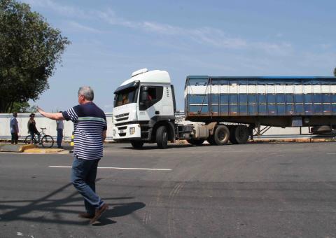 Artur presencia infração de motorista de caminhão e fica indignado 